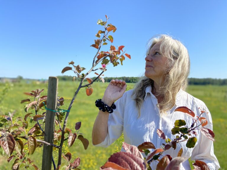 Lena vill ge något tillbaka till världen