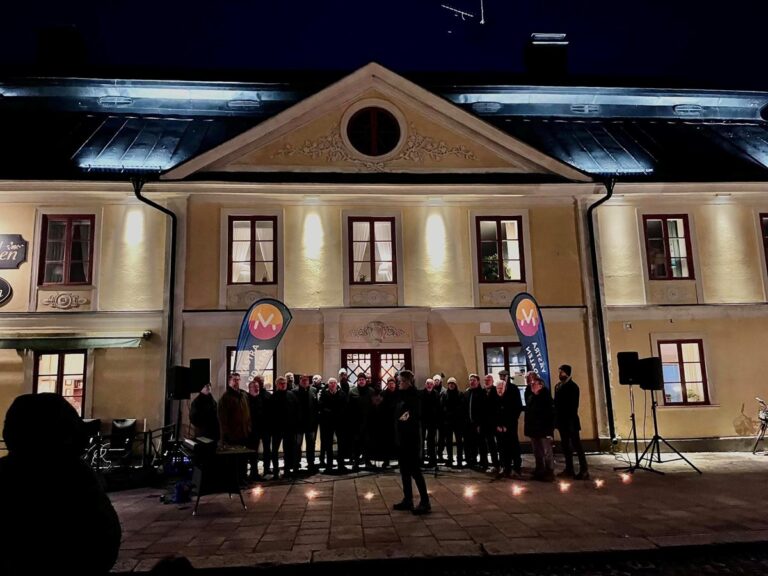 Första ljusinstallationen är uppsatt – till tonerna av Stad i ljus