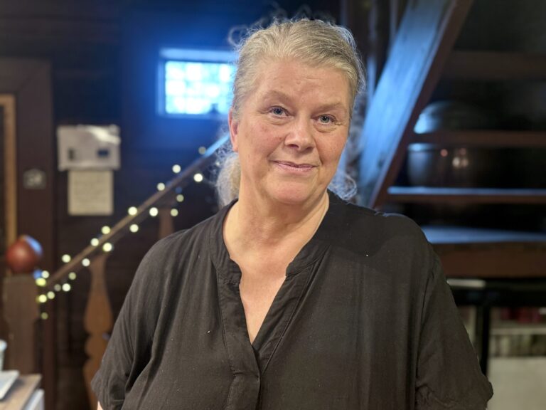 Elina bakar med sång i hjärtat